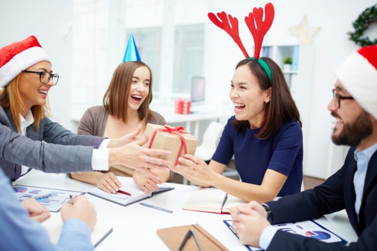 Choosing the right gift and Christmas card for your colleagues